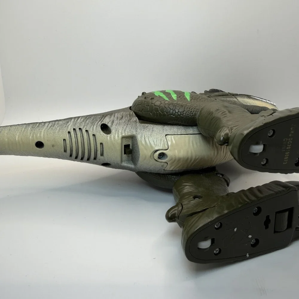 Robo Alive Attacking T-Rex Dinosaur Battery-Powered Walking
